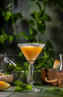 Koyu yeşil seramik zemin üzerinde nane şekerli kavun margarita kokteyli, yakın plan. Yaz sonbahar içkileri ve alkollü kokteyller. Alkolik kokteyl ya da detoks içeceği