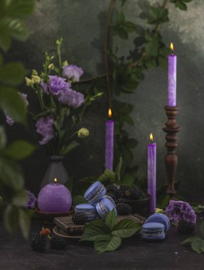 Koyu yeşil arka planda mor badem ve böğürtlen