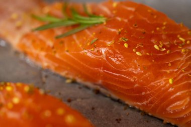 Alabalık parçaları (kırmızı balık) baharatlı bir tavada kızartılır. Makro yakın plan fotoğraf.