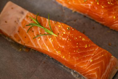 Alabalık parçaları (kırmızı balık) baharatlı bir tavada kızartılır. Makro yakın plan fotoğraf.