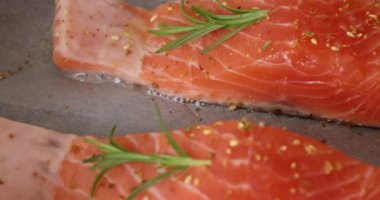 Alabalık parçaları (kırmızı balık) bir tavada baharatlarla kızartılır, yakın çekim, yavaş çekim video