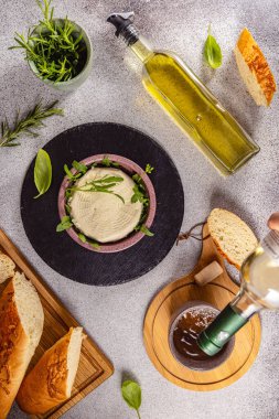 Aromatik zeytinyağı, taze ekmek ve peynir ve bir bardak soğuk beyaz şarap hafif bir atıştırmalık hazırlıyor.