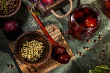 Erikleri baharat ve taze otlarla şerbetle korumak lezzetli ve aromatik bir aşçılık deneyimi yaratır.