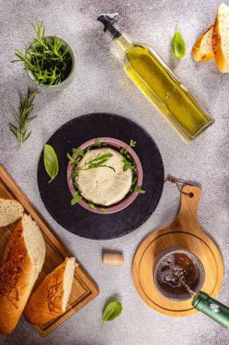 Taze ricotta, zeytinyağı, baget dilimleri ve beyaz şarap basit ama zarif bir Akdeniz mutfağı manzarası yaratır.