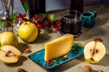 Olgun bıldırcın, ceviz, biberiye ve balzamik sirkeyle servis edilen bir parça peynir sofistike ve lezzetli bir aperatif ya da aperatif oluşturuyor.