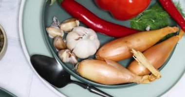 Renkli ve lezzetli bir aperatifi köfte kabağı, otlar, baharatlar ve kızarmış ekmekle birleştiriyoruz.