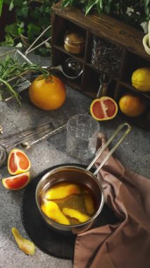 Gelişmiş greyfurt bazlı kokteyl hazırlama. Taze meyve, aromatik otlar ve biraz tatlılık.