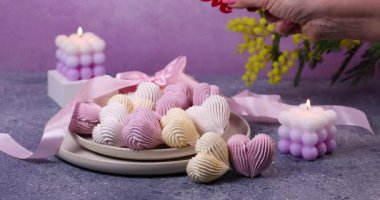 Kadın şef kalp şeklindeki bezeleri tabakta kırmızı bir aşk işareti ile süslüyor. Sevgililer Günü için mükemmel ya da romantik bir olay için.