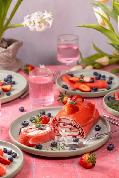 Lezzetli pembe çilekli pasta bahar kutlaması için taze çilek ve yaban mersiniyle süslenir.