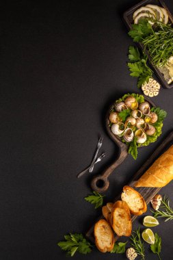 Sarımsaklı tereyağlı, taze otlu, baget dilimli, limonlu ve limonlu salyangoz.