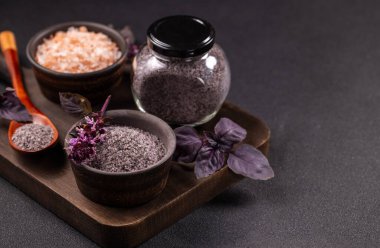 Pembe himalaya tuzu ve mor fesleğenli baharatlı çeşnili baharat ve yemek pişirme ve çeşnili baharat içeren farklı gurme tuzu türleri.