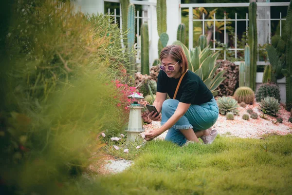 Schöne Asiatische Frau Hält Smartphone Zahm Lächelnd Heimischen Garten — Stockfoto