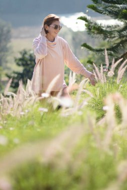 Mutluluktan gülümseyen bir kadın.