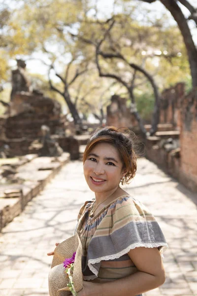 Güzel Asyalı Kadın Mutlulukla Gülümsüyor Eski Tapınakta Duruyor Ayutthaya Heritage — Stok fotoğraf