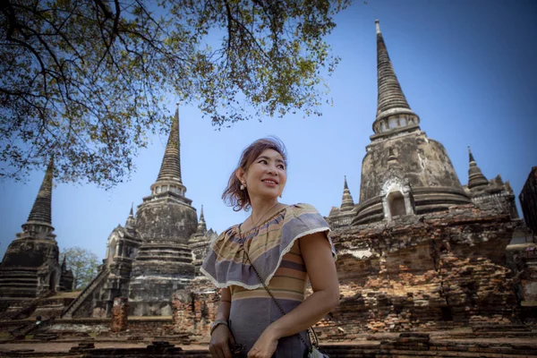 Beautiful Asian Woman Smiling Happiness Face Standing Ancient Heritage Site — Zdjęcie stockowe
