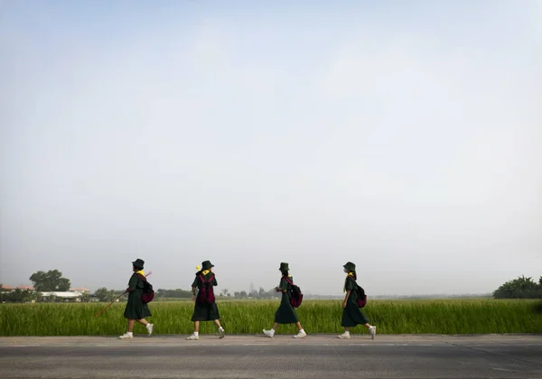 女童子军绿色西服步行通过农田拦路抢劫 — 图库照片