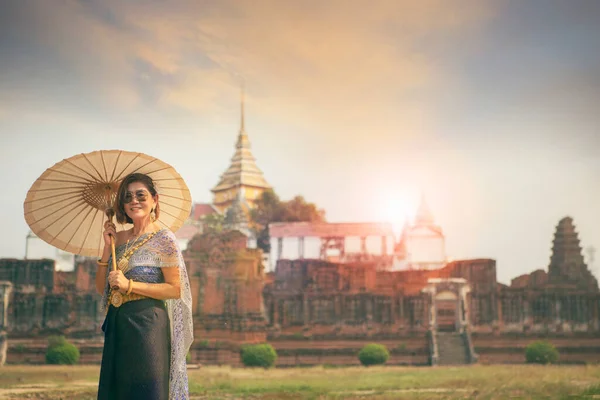 Azjatycka Kobieta Tajskim Tradycyjnym Garniturze Stoją Parasolem Przeciwko Starej Świątyni — Zdjęcie stockowe