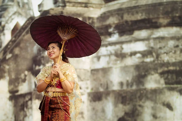 タイのユネスコ世界遺産のアユタヤにある古い寺院に竹の傘を持っているアジアの女性 — ストック写真