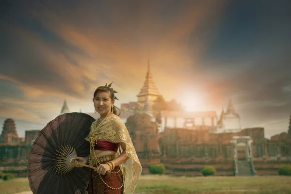 Piękna Azjatycka Kobieta Tajskim Garniturze Tradycji Stoi Przeciwko Starej Świątyni — Zdjęcie stockowe