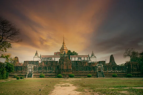 タイのユネスコ世界遺産に登録されているアユタヤで最も人気のある旅行先の1つであるナコーロンガン寺院 — ストック写真