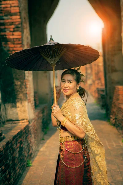 Hermosa Mujer Asiática Vistiendo Ropa Tradición Tailandesa Sosteniendo Paraguas Bambú —  Fotos de Stock