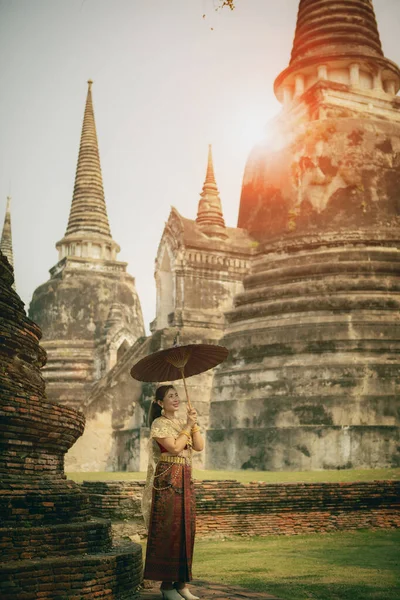 Asiatin Mit Bambusschirm Vor Stupa Antiken Tempel Von Ayutthaya Weltkulturerbe — Stockfoto