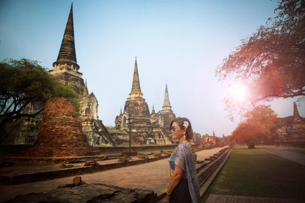 亚洲妇女身穿泰国人传统服装 站在位于太兰市中心尤他亚世界遗址上最受欢迎的旅游胜地之一的古寺前 — 图库照片