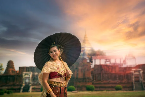 Schöne Asiatische Frau Hält Bambusschirm Gegen Alten Tempel Ayutthaya Welterbe — Stockfoto