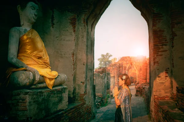 Kobieta Tajskim Garniturze Tradycji Modląc Się Starego Posągu Buddy Starym — Zdjęcie stockowe
