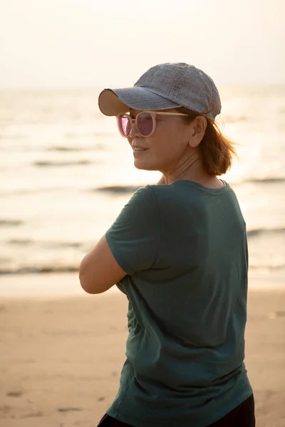 Retrato Mujer Asiática Usando Jeans Gorra Pie Playa Del Mar —  Fotos de Stock