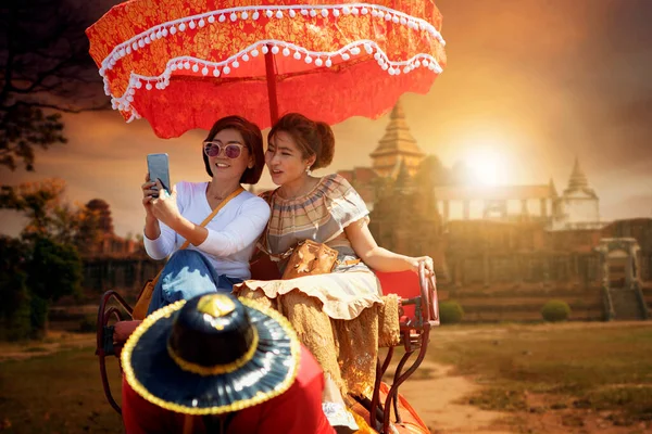 Pary Azjatyckie Kobieta Jazda Słoniu Przeciwko Piękny Stary Rozciągacz Ayutthaya — Zdjęcie stockowe