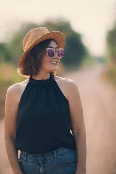 Güzel Asyalı Kadın Hasır Şapka Takıyor Dişli Gülen Yüzlü Açık — Stok fotoğraf