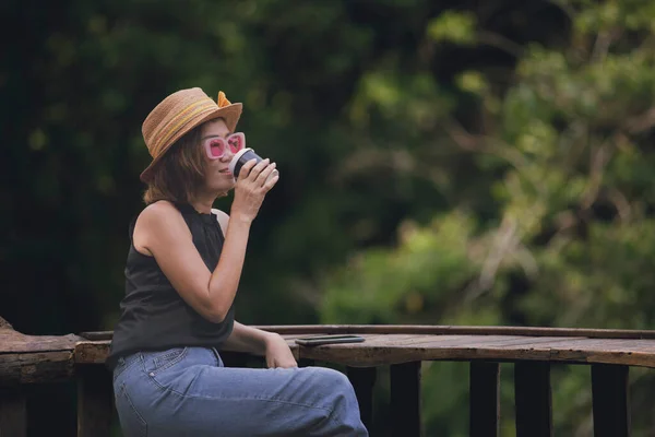Piękny Azji Kobieta Pije Gorąca Kawa Wziąć Sposób Filiżanka — Zdjęcie stockowe