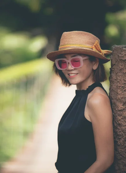 Hasır Şapka Takan Güzel Asyalı Kadın Dişlek Gülümseyen Mutluluk Dolu — Stok fotoğraf
