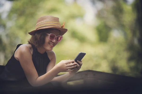 Bela Mulher Ler Mensagem Telefone Inteligente Sorrindo Com Felicidade — Fotografia de Stock