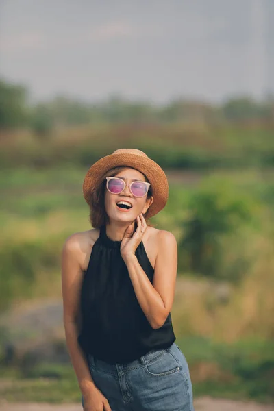 Asyalı Bir Kadının Açık Havada Duran Mutlu Yüzü — Stok fotoğraf