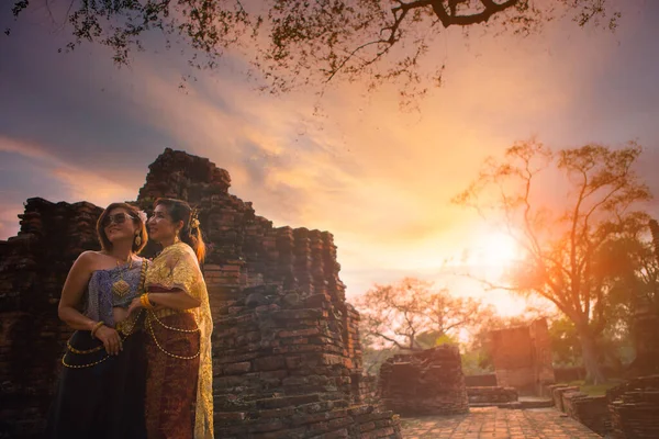 Zwei Asiatische Frauen Thailändischer Traditionskleidung Stehen Alten Tempel Von Ayutthaya — Stockfoto