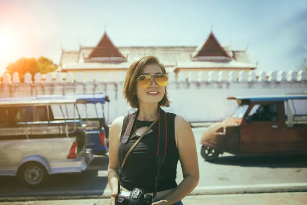 Femme Asiatique Avec Caméra Dslr Main Debout Devant Temple Dans — Photo