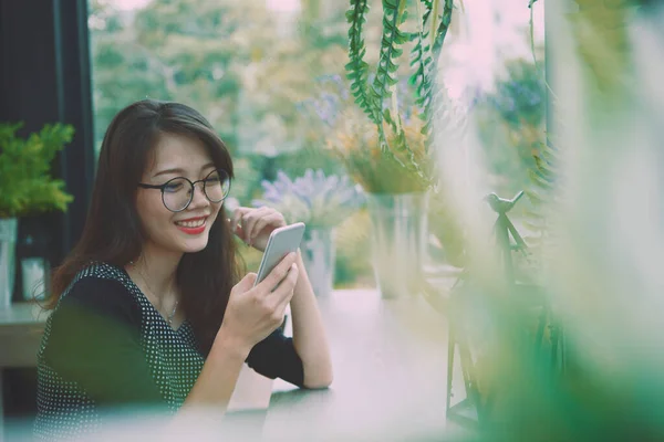 Mooie Aziatische Jongere Vrouw Lezen Bericht Smart Phone Glimlachen Met — Stockfoto