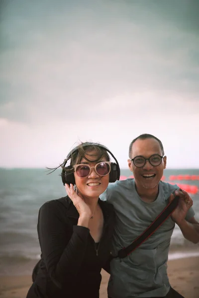 亚洲男人和女人在海滩上放松快乐 — 图库照片