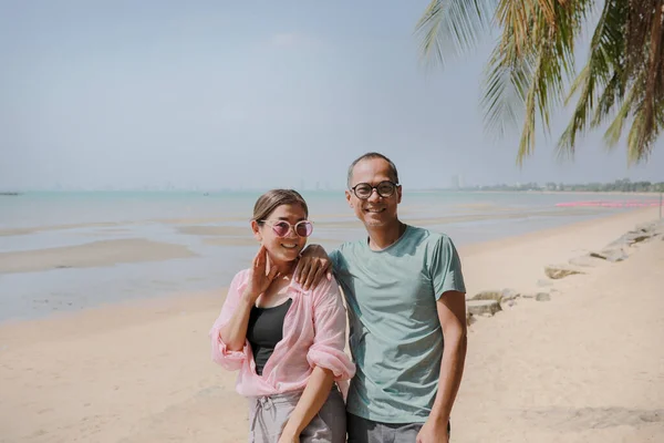 Asiatische Paare Stehen Wunderschönen Meeresstrand Und Lächeln Mit Glücklichem Gesicht — Stockfoto