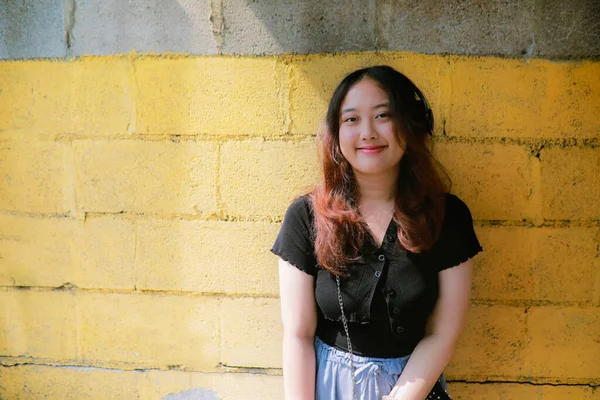 Портрет Азиатской Молодой Женщины Стоящей Напротив Желтой Стены Солнечным Светом — стоковое фото