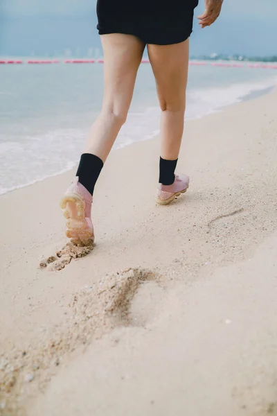 Βήμα Της Γυναίκας Πόδι Περπάτημα Προς Εμπρός Στην Παραλία Της — Φωτογραφία Αρχείου