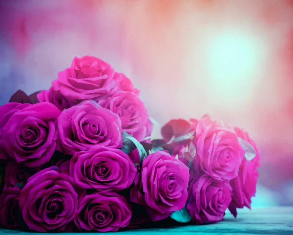 Närbild Vackra Rosa Rosor Bukett Med Glödande Ljus Bakgrund — Stockfoto