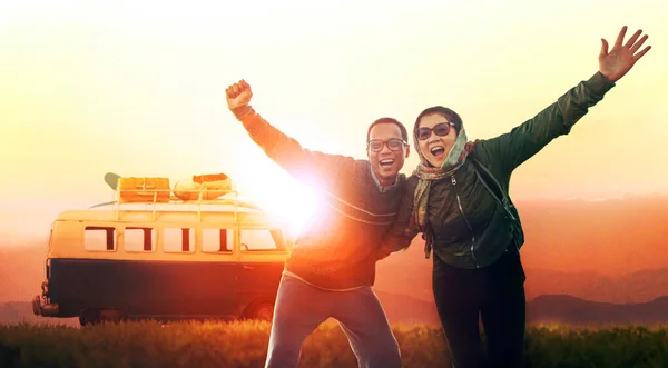 Asiatische Paare Glücklich Handeln Auf Offenem Feld Mit Wohnmobil Gegen — Stockfoto