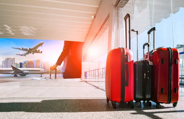 旅客用飛行機の進入を伴う空港ターミナル内の荷物の積込み — ストック写真