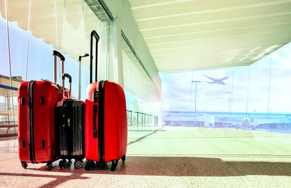 Stapel Reisegepäck Flughafenterminal Mit Fliegendem Hintergrund Der Passagiermaschine — Stockfoto
