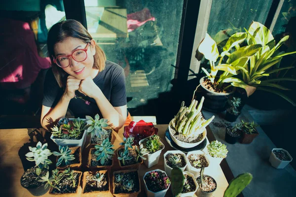 Kadın Sulu Bitki Saksıda Serada Oturmuş Masa Başında Çalışıyor — Stok fotoğraf