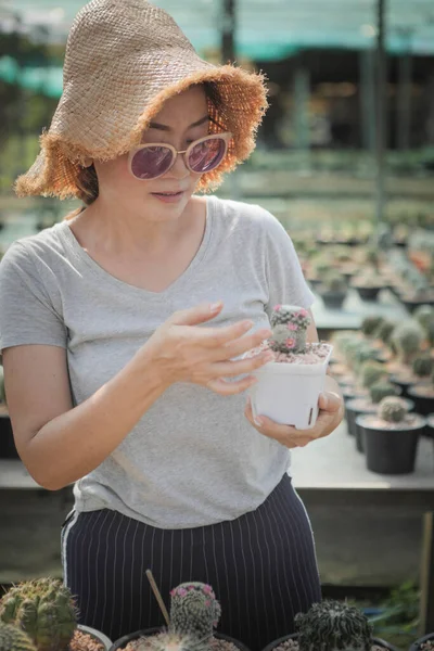 Kadın Kaktüs Kabı Sulu Botanik Bahçesinde Duruyor — Stok fotoğraf