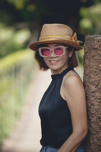屋外で幸せそうに笑ってるわらの帽子をかぶった可愛い女性 — ストック写真